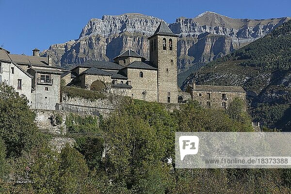 Torla  Tor zum Nationalpark Ordesa y Monte Perdido  Provinz Aragon  Pyrenäen  Spanien  Europa