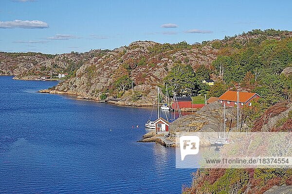Seichte Buchten  kleine Fischerhäuser und Boote  Spätsommer  Fiskebäckskil  Skaftö  Västra Götalands Schweden