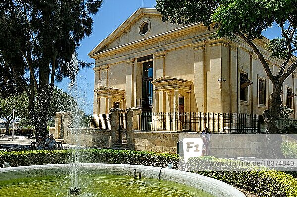 Finanzinstitut Börse von Malta Stock Exchange in ehemalige historische Kirche Garrison Chapel neben Upper Barraka Gardens  La Valletta  il-Belt Valetta  Malta  Europa