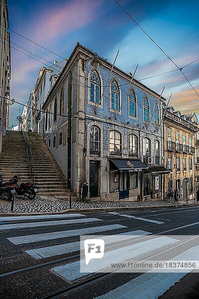 Häuserfronten  enge Straßen  Gassen und Treppen  in einer Historischen Altstadt. schöner Urbaner Ort Bairro Alto am Morgen in der hauptstadt Lissabon  Portugal  Europa