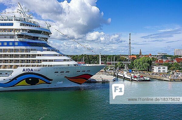 Das Kreuzfahrtschiff AIDAmar an der Kaimauer des Warnemünde Cruise Center im Hafen von Rostock-Warnemünde  Mecklenburg-Vorpommern  Deutschland  Europa  6. August 2016  Europa