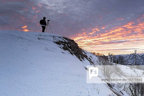 Fotograf beim Fotografieren  Sonnenaufgang  Schnee  Gaisberg  Flachgau  Salzburg  Österreich  Europa