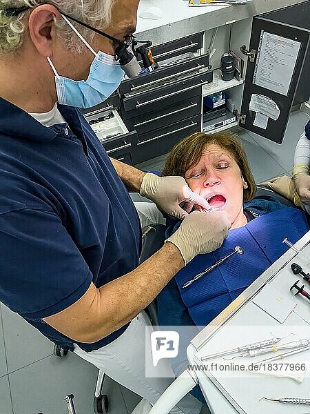 Zahnarzt untersucht Gebiss von Patientin macht Zahnprophylaxe führt Zahnbehandlung Kariesbehandlung durch  Deutschland  Europa