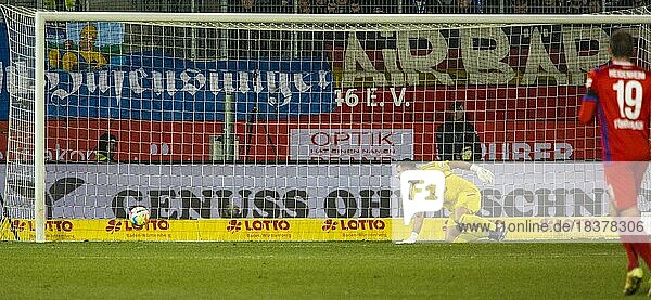 Daniel HEUER FERNANDES (Torwart Hamburger SV) hat das nachsehen  1:0 für den 1.FC Heidenheim