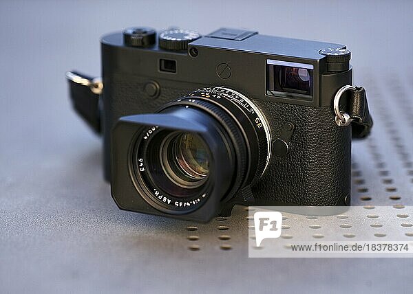 Leica M10 Monochrom mit Leica Summilux M 1  4 35 mm ASPH. FLE auf Tisch  Studioaufnahme  Baden-Württemberg  Deutschland  Europa