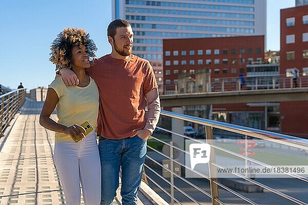 Multiracial Paar durch die Straßen der Stadt  Lifestyle  genossen das Wochenende zu Fuß