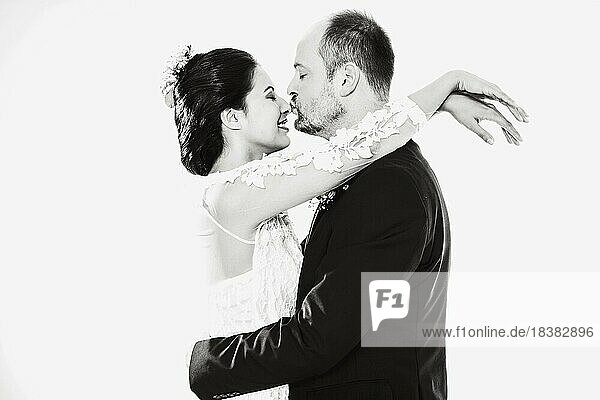 Brautpaar  verliebt  Mann küsst die Nase der Braut  Studioaufnahme in Schwarz-Weiß