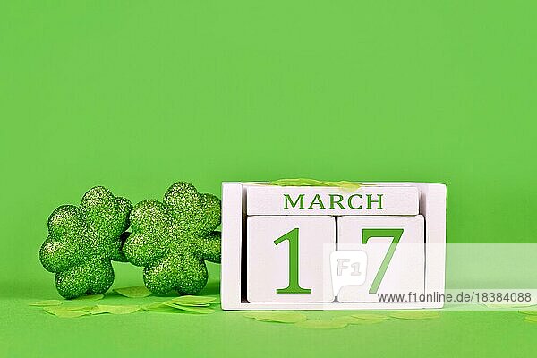 St. Patricks Day Feiertag Kalender Datum 17. März mit Kleeblättern auf grünem Hintergrund mit Kopie Raum