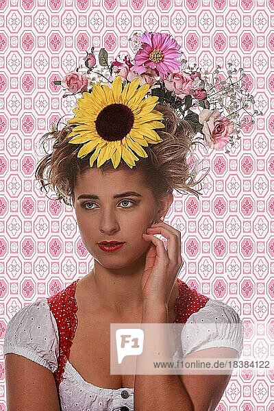 Frau mit Hochsteckfrisur und Sommerblumen im Haar