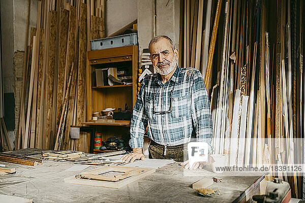 Porträt eines selbstbewussten männlichen Schreiners in einer Reparaturwerkstatt