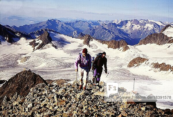 Mountain hiking in the Allgäu  here on 9.8.1991 in the Stubai Valley and Wilden Freiger  is a healthy sport  DEU  Germany  Europe