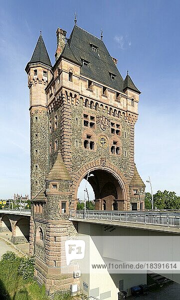 Turm und Brückentor an der Westseite der Nibelungenbrücke  Nibelungenstil  Worms  Rheinland-Pfalz  Deutschland  Europa