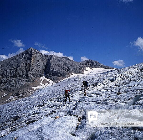 AUT  Austria  Dachstein: A mountain tour on the Hohe Dachstein  here on 18.8.1993  is already a serious matter for participants like this group of mountaineers  Europe