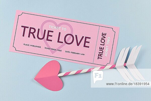 Rosa True Love Ticket und Amor Pfeil auf blauem Hintergrund. Ein Konzept für die Liebe und Valentinstag Feier