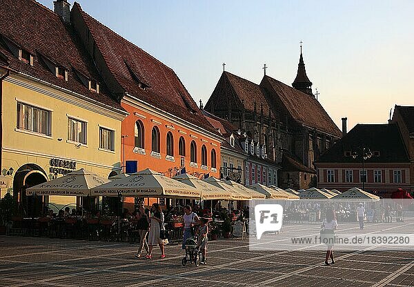 Spätmittelalterliche Bürgerhäuser in der Altstadt am Platz Piata Sfatului von Brasov  Kronstadt  Siebenbürgen  Rumänien  Europa