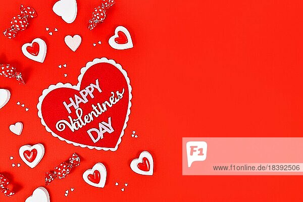 Red Valentines Day flach legen mit Herz mit Text Happy Valentines Day und Herz Ornamente mit Kopie Raum