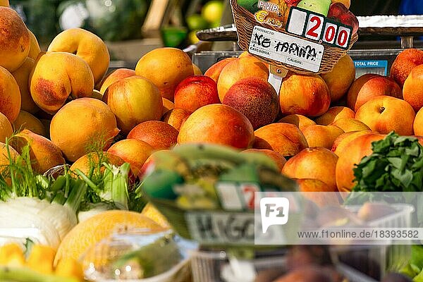 Pfirsich  lokale Bio-Früchte auf einem Straßenmarkt