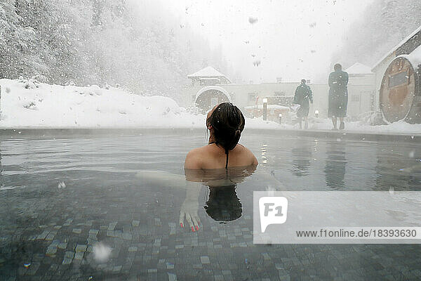 Thermalbad Saint-Gervais Mont-Blanc  Frau genießt Kur- und Wellnessbehandlung im Winter  Haute Savoie  Frankreich  Europa