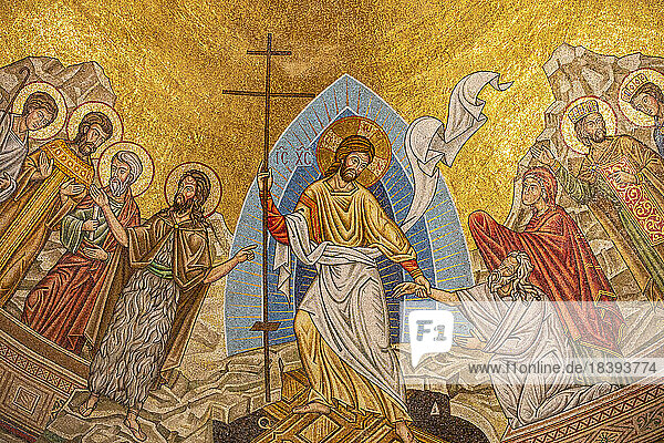 Deckenfresko (Mosaik) mit der Darstellung der Auferstehung  Melkitische (griechisch-katholische) Kathedrale St. Paul  Harissa  Libanon  Naher Osten