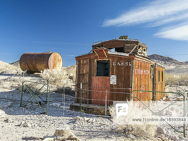 Verlassener Zugwaggon in Rhyolite  einer Geisterstadt in Nye County  nahe dem Death Valley National Park  Nevada  Vereinigte Staaten von Amerika  Nordamerika