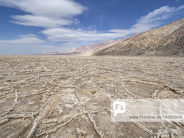 Die Salzwiesen von Badwater Basin  der tiefste Punkt in Nordamerika  Death Valley National Park  Kalifornien  Vereinigte Staaten von Amerika  Nordamerika