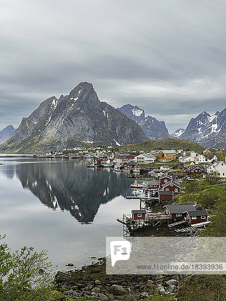 Ein Blick auf die Stadt Reine  ein Fischerdorf auf Moskenesoya im Lofoten-Archipel  Norwegen  Skandinavien  Europa