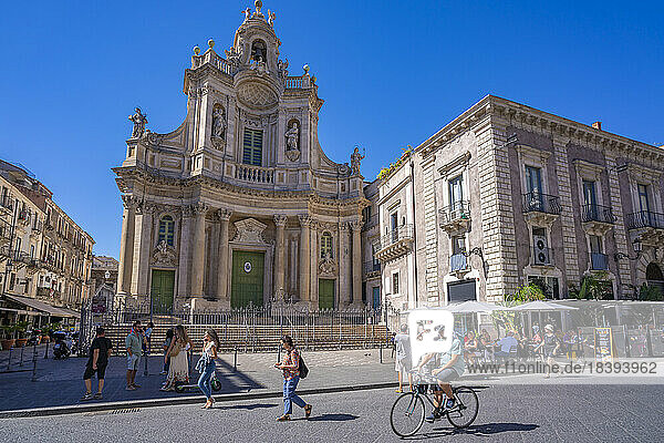 Blick auf ein Café und die Kirche Basilica della Collegiata  Catania  Sizilien  Italien  Mittelmeer  Europa