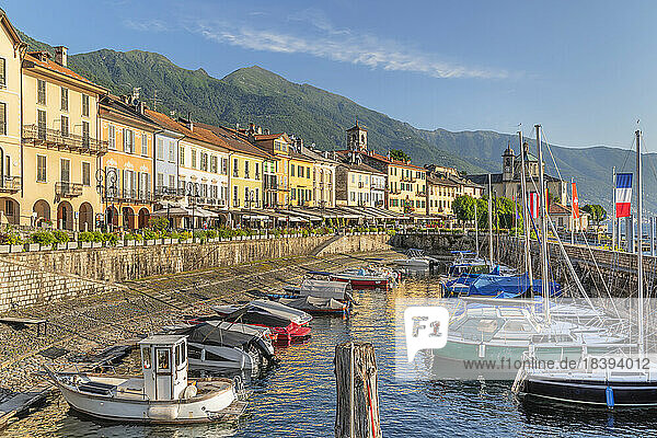Hafen der alten Stadt  Cannobio  Lago Maggiore  Piemont  Italienische Seen  Italien  Europa