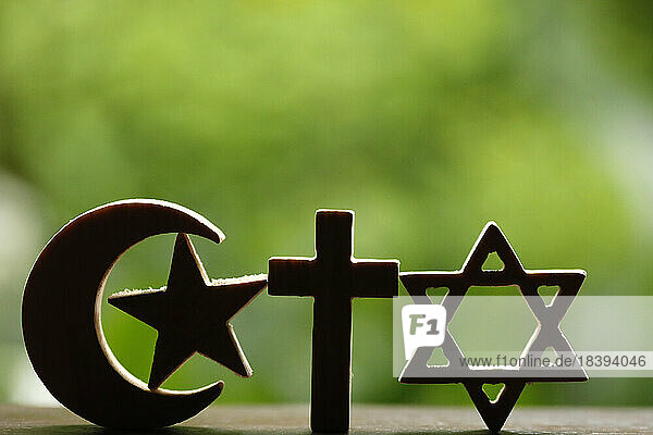 Religiöse Symbole wie jüdischer Davidstern  muslimischer Stern und Halbmond  christliches Kreuz  interreligiöser und interreligiöser Dialog  Vietnam  Indochina  Südostasien  Asien