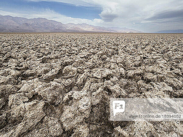 Der Devil's Golf Course  eine große Salzpfanne gefüllt mit Halit-Salzkristallen  Death Valley National Park  Kalifornien  Vereinigte Staaten von Amerika  Nordamerika