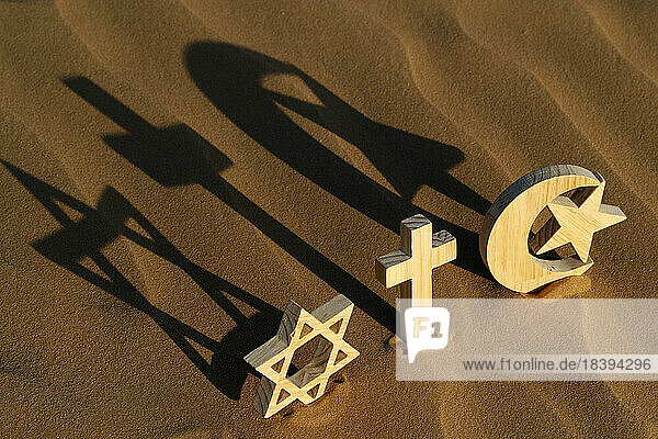Religiöse Symbole des Katholizismus  Islam  Judentum  interreligiöses Spiritualitätskonzept  Vereinigte Arabische Emirate  Naher Osten