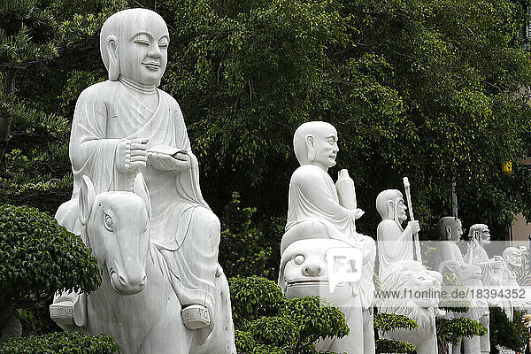 Arhat-Statuen aus Stein  jede Statue verkörpert verschiedene Emotionen  Freude  Wut  Liebe und Hass  Linh Ung Buddhistische Pagode  Danang  Vietnam  Indochina  Südostasien  Asien