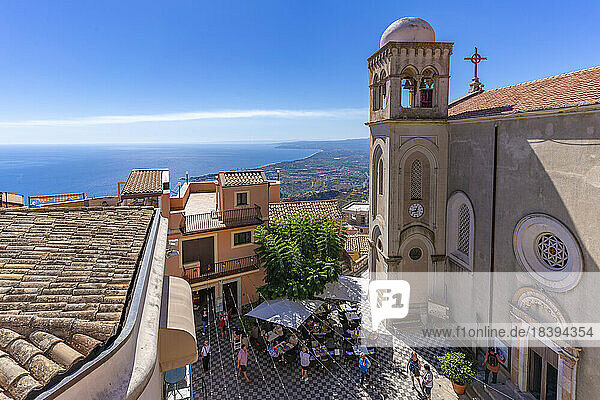Blick auf die Kirche des Heiligen Nikolaus von Bari und die Piazza Chiesa Madre in Castelmola  Taormina  Sizilien  Italien  Mittelmeer  Europa