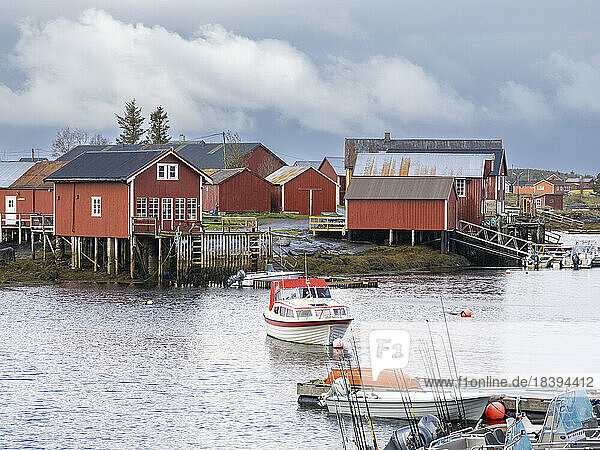 Blick auf den Hafen von Nes auf der Insel Vega  eine von etwa 6500 Inseln und Schären im Vega-Archipel  Norwegen  Skandinavien  Europa