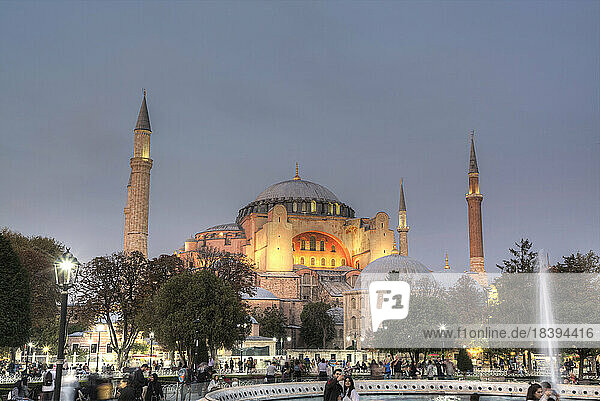 Abend  Große Moschee Hagia Sophia  360 n. Chr.  UNESCO-Weltkulturerbe  Istanbul  Türkei  Europa