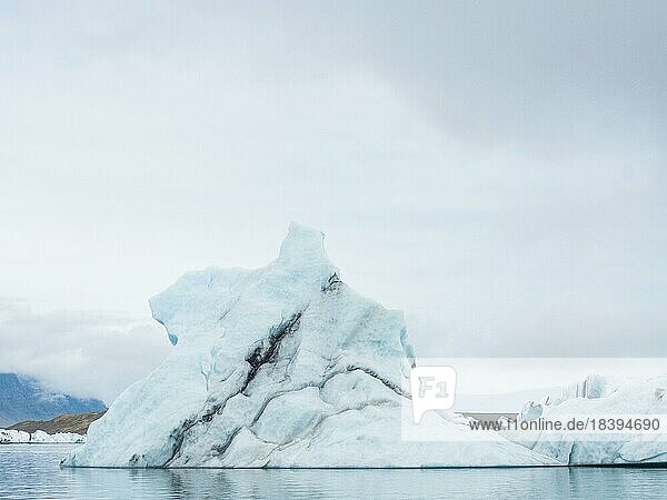 Eisberg in der Gletscherlagune Jökulsarlon  Vatnajökull-Nationalpark  Hornafjörður  Südisland  Island  Europa