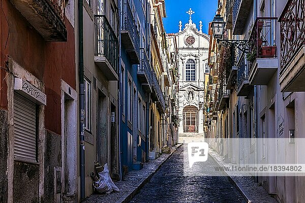 Alte Wohnhäuser in engen Gassen und historischen Straßen. Alte Häuserfronten am morgen und bei Sonnenschein  die Altstadt von Bairro Alto  Lissabon  Portugal  Europa