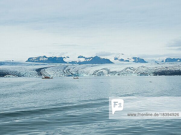 Boot im Jökulsarlon  Gletschersee des Vatnajökull  Island  Europa