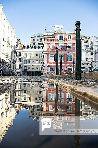 Alte Wohnhäuser in engen Gassen und historischen Straßen. Alte Häuserfronten am morgen und bei Sonnenschein mit spiegelung  die Altstadt von Bairro Alto  Lissabon  Portugal  Europa
