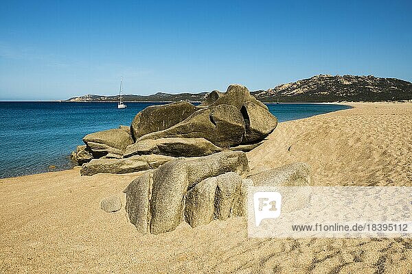 Sandstrand und Granitfelsen  Plage de Erbaju  bei Sartène  Südküste  Département Corse-du-Sud  Korsika  Mittelmeer  Frankreich  Europa