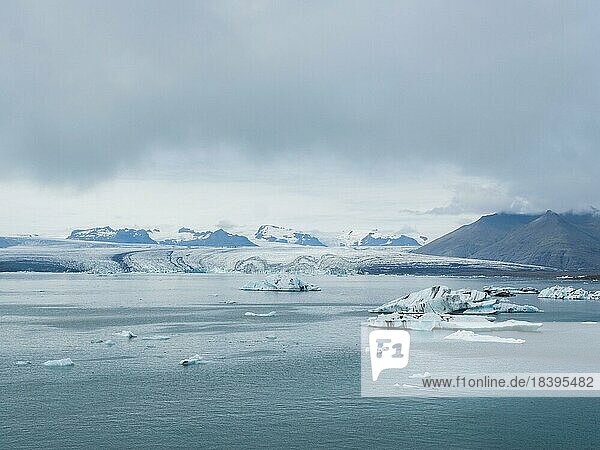 Jökulsarlon glacier lagoon  icebergs with glacier  Vatnajökull National Park  Hornafjörður  South Iceland  Iceland  Europe