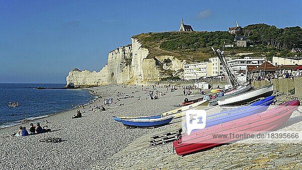 Kreidefelsen an der Steilküste  Strand mit Booten  Étretat  Alabasterküste  La Côte dAlbâtre  Normandie  Frankreich  Europa