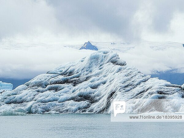 Gletscherlagune Jökulsarlon  Eisberge mit Asche von einem Vulkanausbruch  Vatnajökull-Nationalpark  Hornafjörður  Südisland  Island  Europa