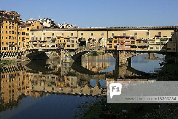 Spiegelung der Ponte Vecchio im Arno  Florenz  Toskana  Italien  Europa