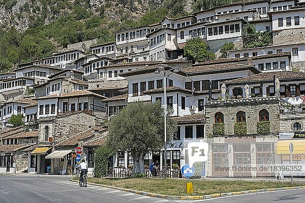 Stadt der Tausend Fenster  Altstadt mit osmanischen Häusern am Hang entlang des Flusses Osum in der Stadt Berat  Berati  Südalbanien