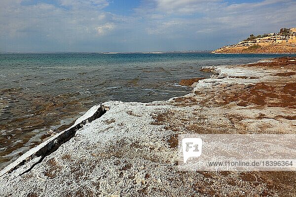 Salzablagerungen am Ufer  Totes Meer  Jordanien  Asien
