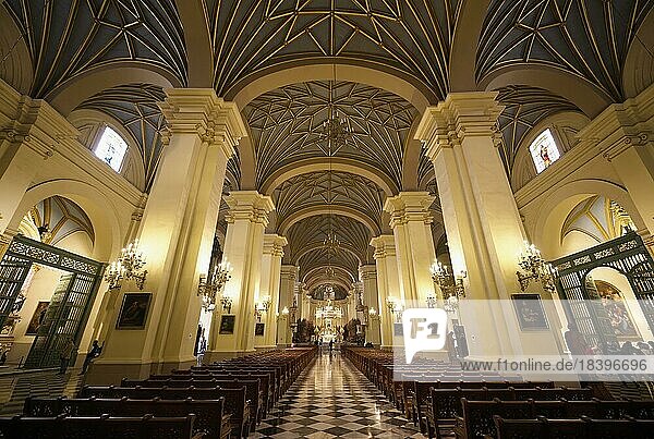 Basilika Metropolitankathedrale von Lima  zentrales Kirchenschiff  Lima  Peru  Südamerika