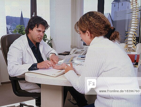 For specialists  the doctor-patient conversation is an important tool of treatment  as seen here on 26.3.1998 with a neurologist in Iserlohn  DEU  Germany  Europe