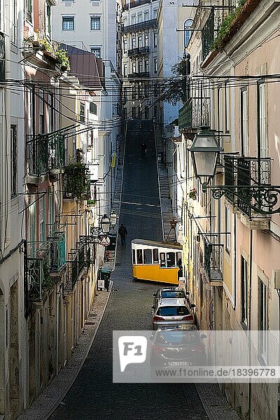Alte Wohnhäuser in engen Gassen und historischen Straßen. Alte Häuserfronten am morgen und bei Sonnenschein  Elevador da Bica in der Altstadt von Bairro Alto  Lissabon  Portugal  Europa