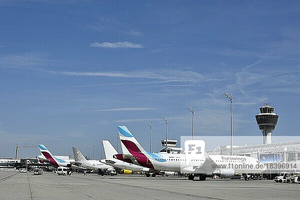 Flugzeuge parkend auf Position am Terminal 1 mit Tower  Eurowings  Flughafen München  Oberbayern  Bayern  Deutschland  Europa